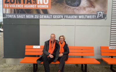 Orangefarbene Bank gegen Gewalt dank Vesta.