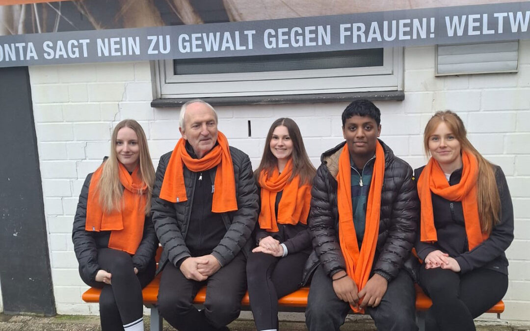 Orangefarbene Bank gegen Gewalt bei der Sport Lounge Munte